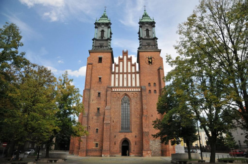 Katedra Poznańska - widok z placu przed Katedrą.