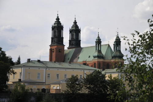 Katedra Poznańska - Kolebka Polskości - tu spoczywają pierwsi władcy Polski z dynastii Piastów z Mieszkiem I i Bolesławem Chrobrym na czele. Połozona na wyspie Ostrów Tumski otoczona rzeką Wartą i Cybiną. Widok od strony Cybiny.