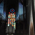 Katedra Poznańska w stylu gotyckim - wnętrze witraż i organy na chórze.