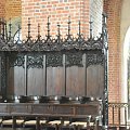Katedra Poznańska w stylu gotyckim - gotyckie stalle w prezbiterium.