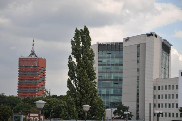 Poznań - widok na wysoki gmach Akademii Ekonomicznej i hotel Novotel Poznań Centrum ( dawniejszy hotel Poznań Orbis )
