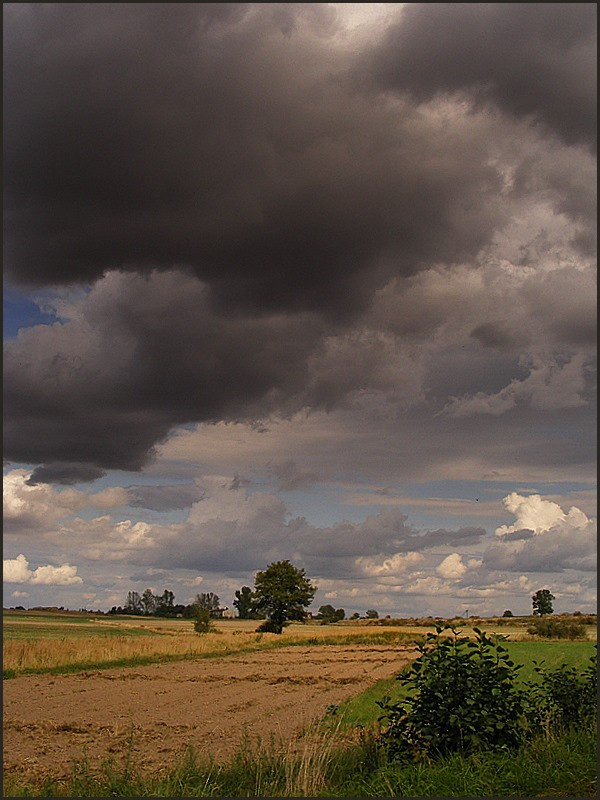 ..a chmury wiszą nisko.. #pejzaż #wieś #chmury #jesień