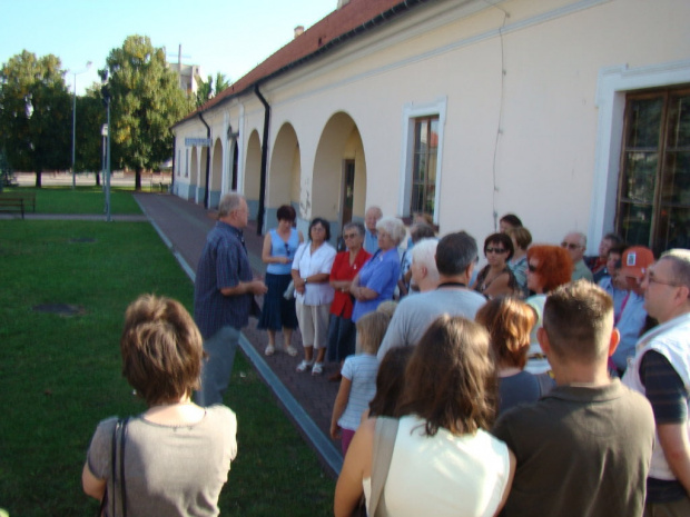 Pod Ratuszem Prezes L. Zaczkowski prawi o historii miasta uczestnikom wycieczki z Kielc #Pttk