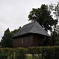 Pochmurna niedziela w Wielkopolsce. Stary drewniany kościół.