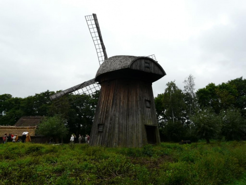 wiatrak holenderski z Zygmuntowa, z 1918r. Przeciętna zdolność przemiału 200-300 kg ziarna/h, przy dobrym wietrze nawet 400 kg