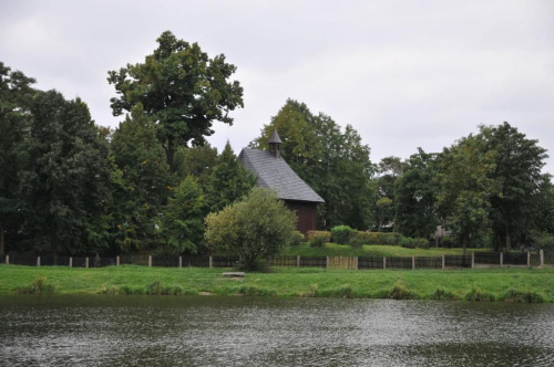 Pochmurna niedziela w Wielkopolsce. Widok na stary drewniany kościół.