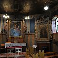 Pochmurna niedziela w Wielkopolsce. Stary drewniany kościół.