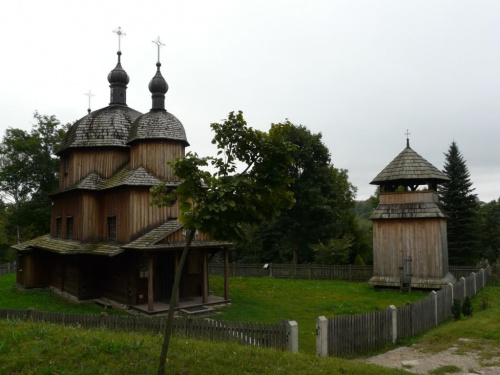 Cerkiew z Tarnoszyna pw. Narodzenia Najświętszej Panny Marii i św. Jozafata, 1759 r. i dzwonnica z Lubyczy-Kniazie, 2 poł. XVIIIw.