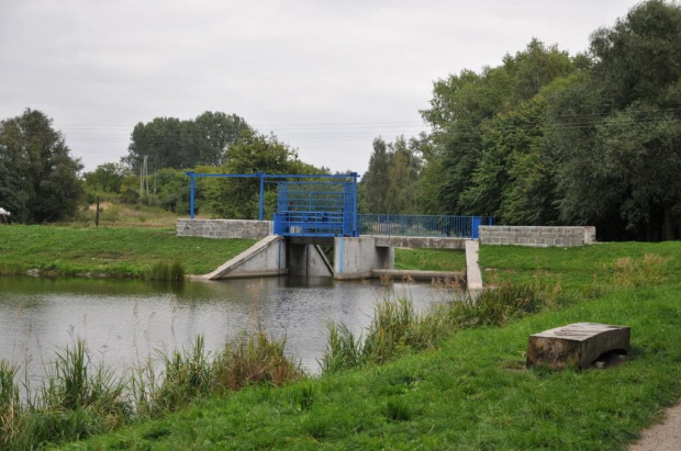 Pochmurna niedziela w Wielkopolsce. Nad zalewem.