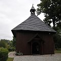 Pochmurna niedziela w Wielkopolsce. Stary drewniany kościół.