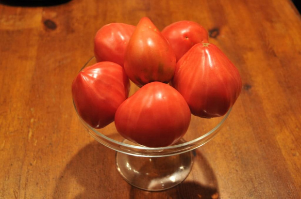 Bardzo smaczne pomidory malinowe.