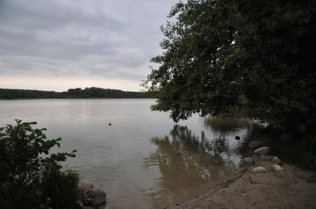 Opustoszały plaże jezior choć jeszcze nie nadszedł brązowy październik