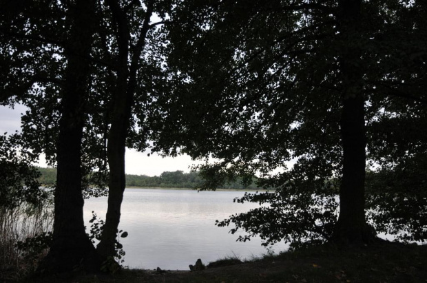 Opustoszały plaże jezior choć jeszcze nie nadszedł brązowy październik