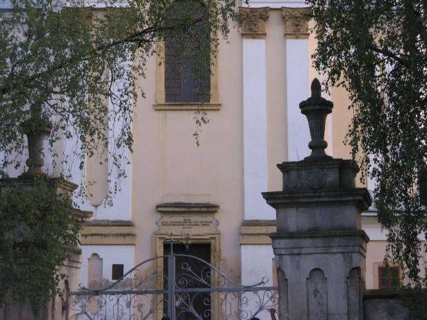 W 1991 r. buczacka fara została przez władze wolnej Ukrainy zwrócona katolikom, głównie dzięki staraniom ks. infułata Ludwika Rutyny / urodzony w Podzameczku, po 1945r. przebywał na Opolszczyźnie, by w 1992 r. powrócić w rodzinne strony /.