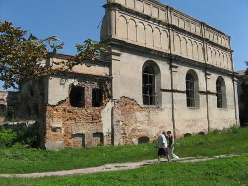 Z pozostałości po żydowskich mieszkańcach do naszych czasów dotrwała zrujnowana Wielka Synagoga wzniesiona w 1742 r. ktora jest tematem tych kilku zdjęć oraz kirkut położony za miastem, będący jedną z największych nekropolii żydowskicj na kresach.