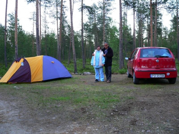 29.06 Północ żona i ja na kampingu. #Laponia #biwak #północ #ludzie