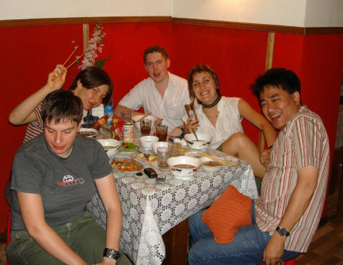 Wietnamski bar w Moskwie.Tego trzeba było spróbować:)) Od lewej-Ania,Dasza (Władywostok), Andrew (Londyn),ja i Derick (Filipiny).