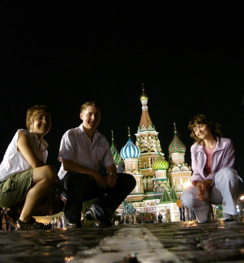 Plac Czerwony (a raczej jego część) nocą. Na zdjęciu razem z Andrew (Anglia) i Katią z Rosji.