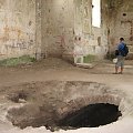Murowany z czerwonego piaskowca zamek został wzniesiony na planie czworoboku z czterema okrągłymi basztami w narożnikach. Budowla otoczona była dodatkowo pasem murów obronnych. Na przestrzeni XVIII wieku zamek popadł w ruinę.