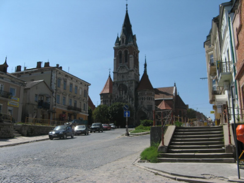 Monumentalna sylweta kościoła oo dominikanów w Czortkowie.