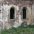 Skrzydło tylne, będące pozostałością zamku, przykryto tarasem wspartym na dziesięciu kolumnach jońskich. Pałac otoczony był parkiem krajobrazowym z fontanną. W jego pobliżu znajdowało się mauzoleum rodziny Ponińskich.