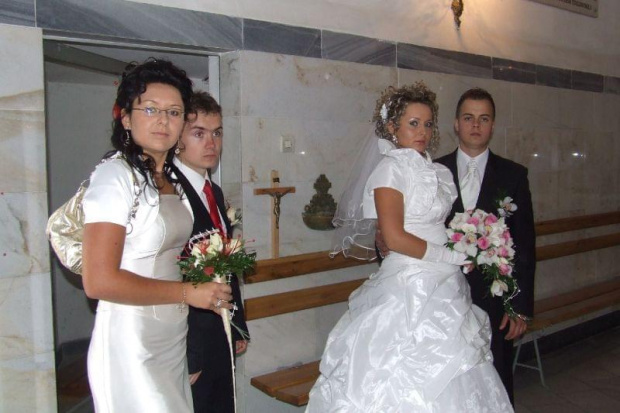 W kościele w oczekiwaniu na ceremonię ślubną. Z lewej druhna i drużba. #wesela