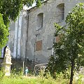 Zachowały się tutaj pozostałości po zamku z końca XVI wieku, wybudowanym z inicjatywy Jana i Marcina Chodorowskich. Wzniesiono go na planie czworoboku z czterema kolistymi, dwupiętrowymi basztami ze strzelnicami i otoczono linią murów obronnych.