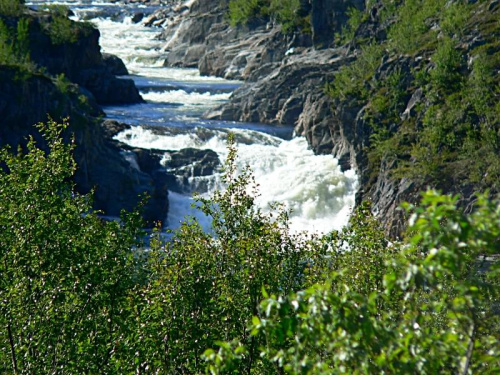 Kaskady górnego biegu rzeki. #Norwegia