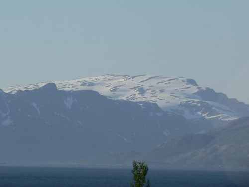 Ośniezone wzgórza, do 1204 m., nad Altafjord. #Norwegia #góry