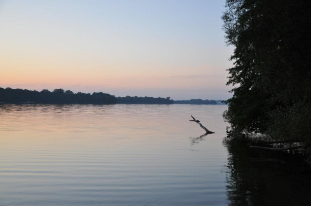 Zorze zachodzącego słońca nad jeziorem