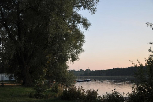 Zorze zachodzącego słońca nad jeziorem