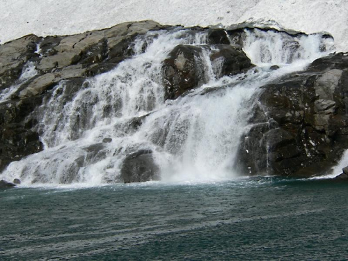 Potok wypływajacy z dolnej części lodowca. #lodowcr #Norwegia