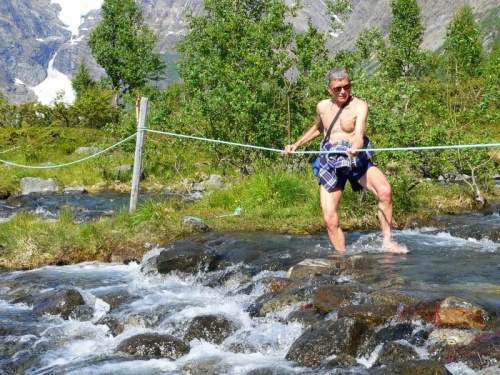 Woda jest lodowata, poczerwieniały mi nogi. #ludzie #Norwegia #potoki