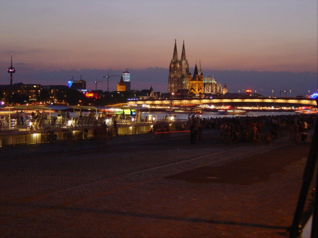 Nocna panorama Köln z katedra w tle. #Kolonia #Kolońskie #Światła #Fajerwerki #Katedra #Dom #Ren #Rhein