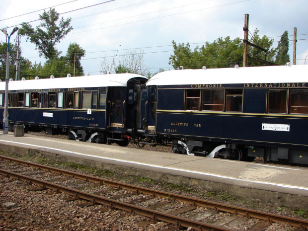 wqagny Orient Expres wtaczają się na Dworzec Gdański
