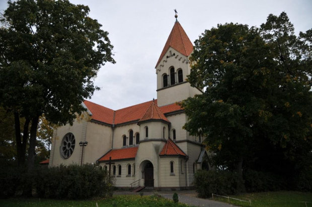 Kościół w stylu neoromańskim we Wirach pod Poznaniem