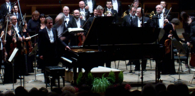 Rudolf Buchbiner przy fortepianie przed koncertem