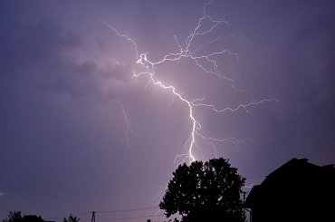 Wyrasta z ziemi ... #noc #burza #pioruny #błyskawice #światło