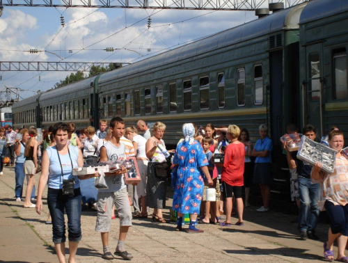 NA zdjęciu stacja Wiekowka-207km od Moskwy na wschód. Pasażerowie pociągu nie tylko mieli okazje kupić picie lub jedzenie ale również kieliszki, szklanki i żyrandole! Wszystko dzięki fabryce szkła, która znajduje się w tej małej miejscowości.
