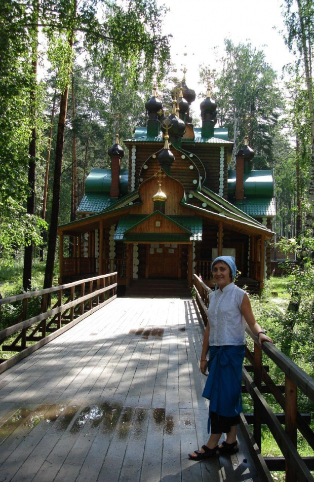 Ganina Jama- klasztor położony w lesie, 3 km od dworca i 16km od Jekaterynburga (URAL). Miejsce gdzie w 1918 roku zakopano zamordowana rodzine Cara Mikolaja II-zone, dzieci i sluzbe. Dzis znajduje sie tam przepiekny kompleks klasztorny-wszystkie cerkwi...