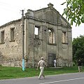 Twierdza była z dwóch stron broniona przez podwójne linie umocnień ziemnych z dwiema bramami, Lwowską i Kamieniecką.