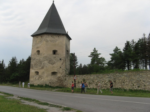 Zamek na wzniesieniu, nad rzeką Cyganką, zbudowany około 1650 roku przez Kąckich na planie prostokąta z czterema trzykondygnacyjnymi basztami w narożnikach.