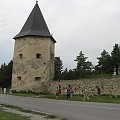 Zamek na wzniesieniu, nad rzeką Cyganką, zbudowany około 1650 roku przez Kąckich na planie prostokąta z czterema trzykondygnacyjnymi basztami w narożnikach.