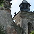 Obok kościoła znajduje się murowana, parawanowa dzwonnica, składająca się z pięciu filarów połączonych arkadami.