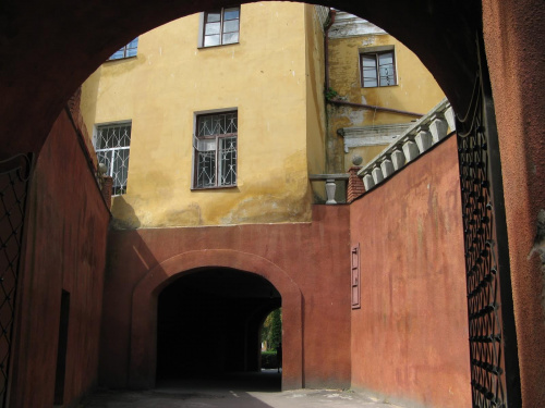 Ołyka jest starą osadą, pierwsza wzmianka o niej pochodzi z roku 1149. Pierwotnie ruska osada, z czasem przypadła Kiszkom a od 1533r. należała do Radziwiłów, stanowiąc w tym czasie ważny ośrodek kalwinizmu.