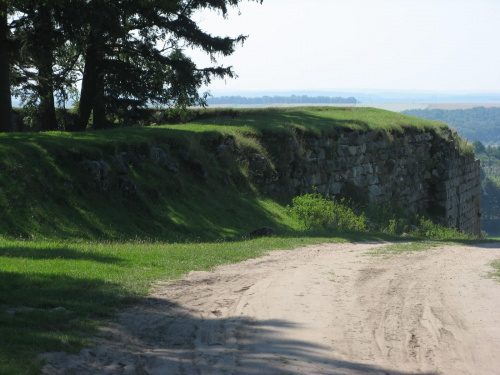 [ Ślady minionych epok i ważnych wydarzeń historycznych na tych terenach stopniowo zaciera czas. Wyjątkowy tygiel kulturowy i narodowościowy, potęgujący wrażenie wyjątkowości tych ziem, zmiotły z przestrzeni dramatyczne lata II wojny światowej. Unikaln...