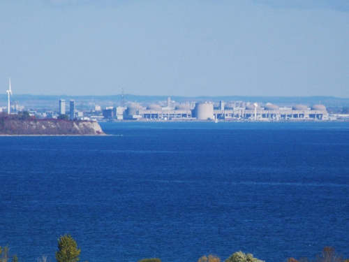 jezioro Ontario, w oddali widoczna jest elektrownia atomowa w Pikeringu, oddalona od Toronto okolo 20 km #jesien #JezioroOntario #jezioro #Canada #Toronto #ElektorowniaAtomowa