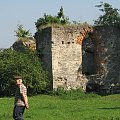 W sąsiedztwie zamku stoją ruiny wieży, która prawdopodobnie należała do wcześniejszego założenia.