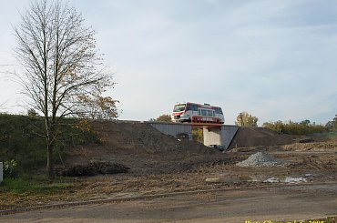 SA105-001 jako poc. osobowy Wałcz - Piła Główna na wiadukcie w Szydłowie. #kolej #PKP #Szydłowo #wiadukt #jesień #SA105