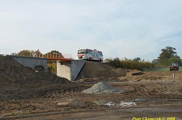 SA105-001 pokonuje nowowyremontowany wiadukt w Szydłowie. #kolej #PKP #Szydłowo #wiadukt #jesień #SA105